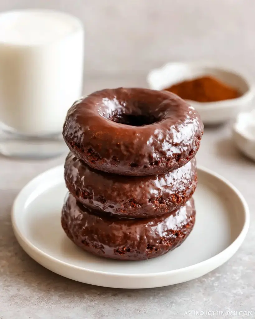 Bilder von frisch gebackenen schokoladenglasierten Donuts mit Schokoladenguss