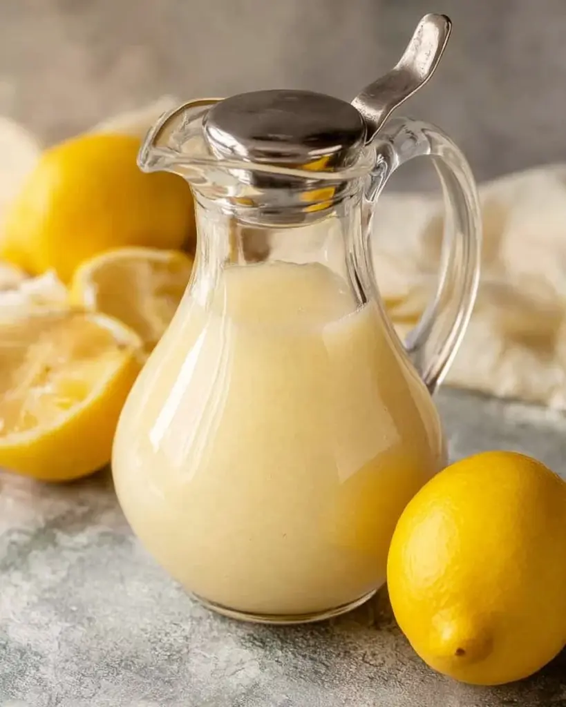 Käsekuchen-Sirup Flasche auf einem Holztisch