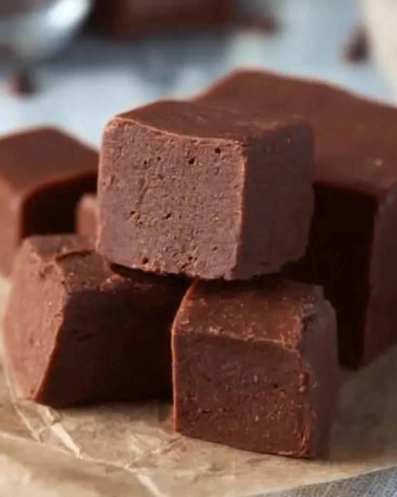 Leckeres Mackinac Fudge von der Mackinac-Insel in einer dekorativen Schachtel