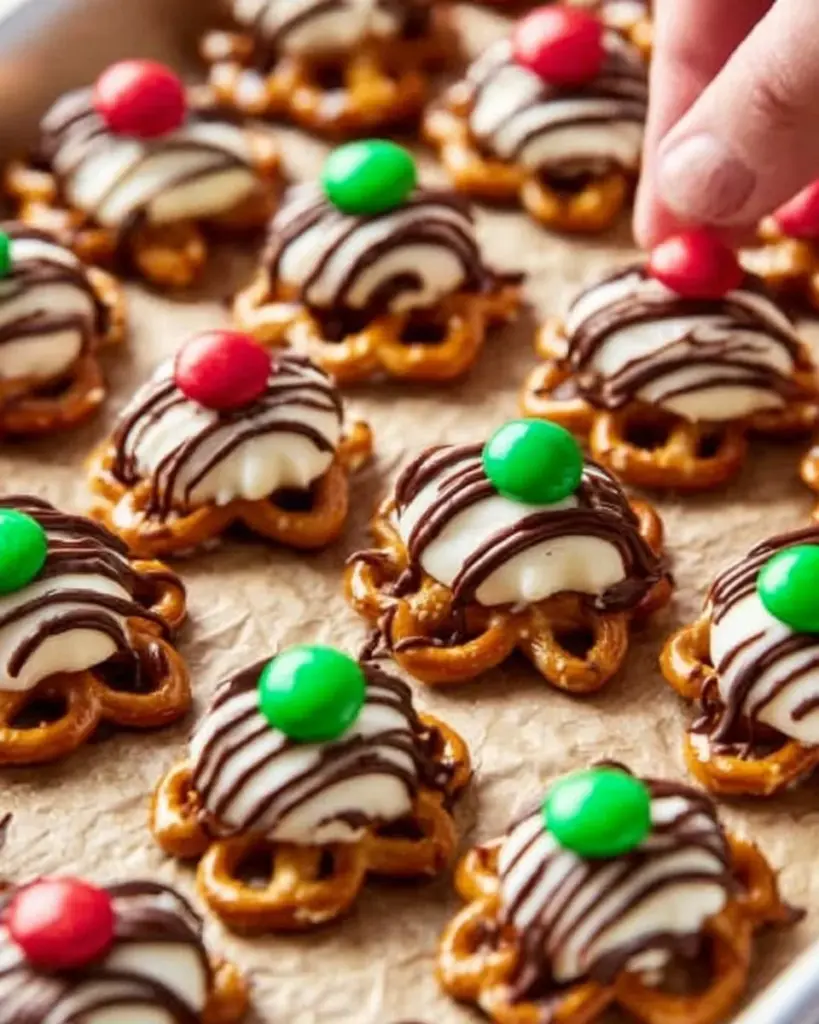 Leckere M&M Brezel Umarmungen mit Schokolade und Brezeln