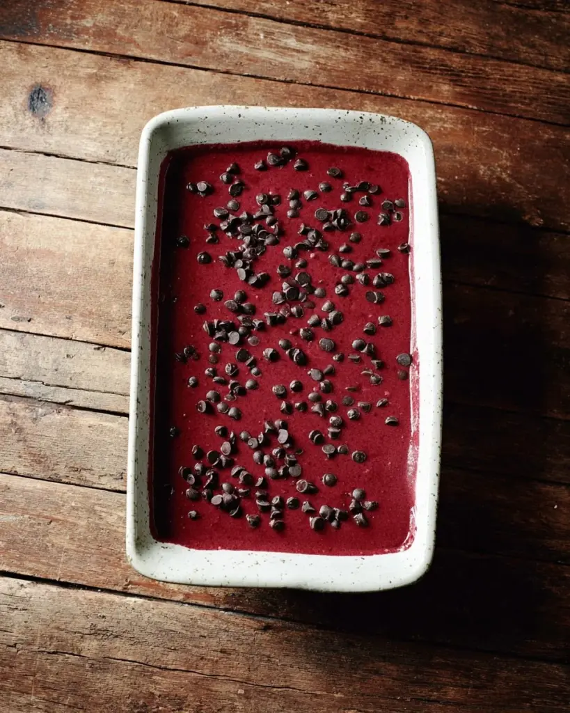 Leckere Rote-Bete-Brownies auf einem weißen Teller