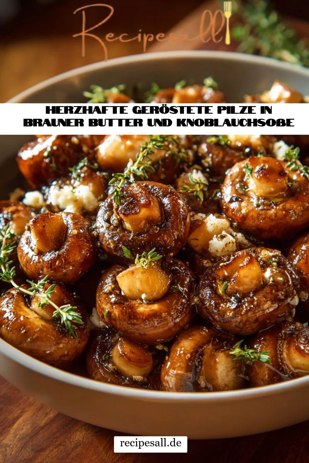 Herzhafte geröstete Pilze in brauner Butter und Knoblauchsoße
