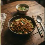 Eine schmackhafte Portion Hühnchen Chow Mein in einer Schüssel serviert.