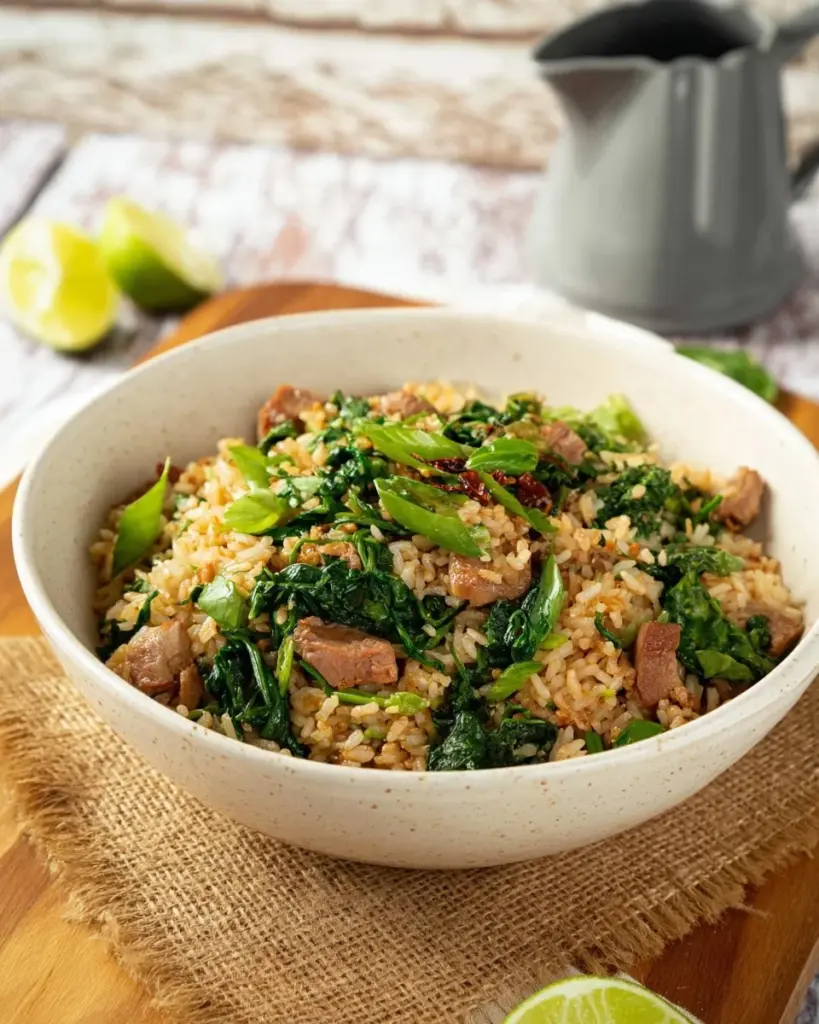 Authentisches Thai Schweinefleisch gebratener Reis mit frischem Gemüse