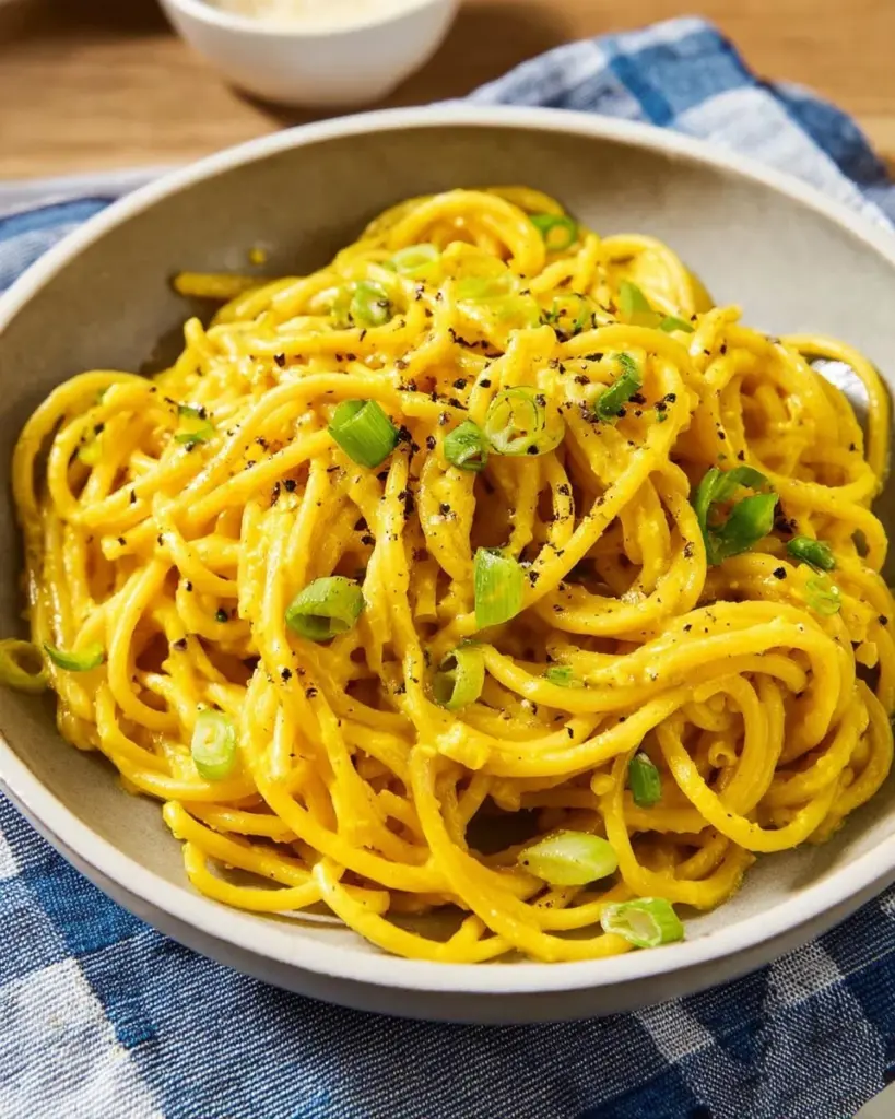 Unwiderstehliche Knoblauchnudeln mit frischem Knoblauch und Kräutern serviert.