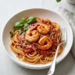 Einfache Garnelen Fra Diavolo in einer scharfen tomatensauce serviert