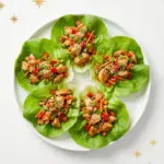 Einfache Hühner-Lettuce-Wraps auf einem Teller serviert