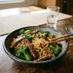 Rindfleisch Brokkoli Ramen Pfanne serviert in einer Schüssel