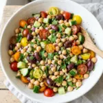 Gesunder Kichererbsensalat mit frischem Gemüse und Kräutern