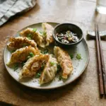 Knusprige Teigtaschen (Potstickers) auf einem Teller serviert.